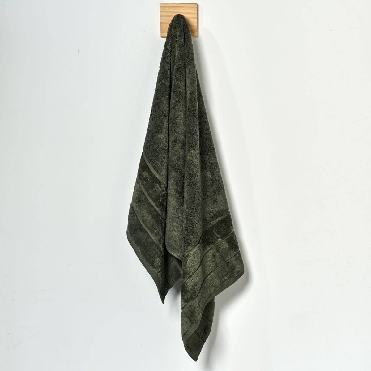 03 10 0056 Toalha Banho Seven Hundred Verde Militar 001